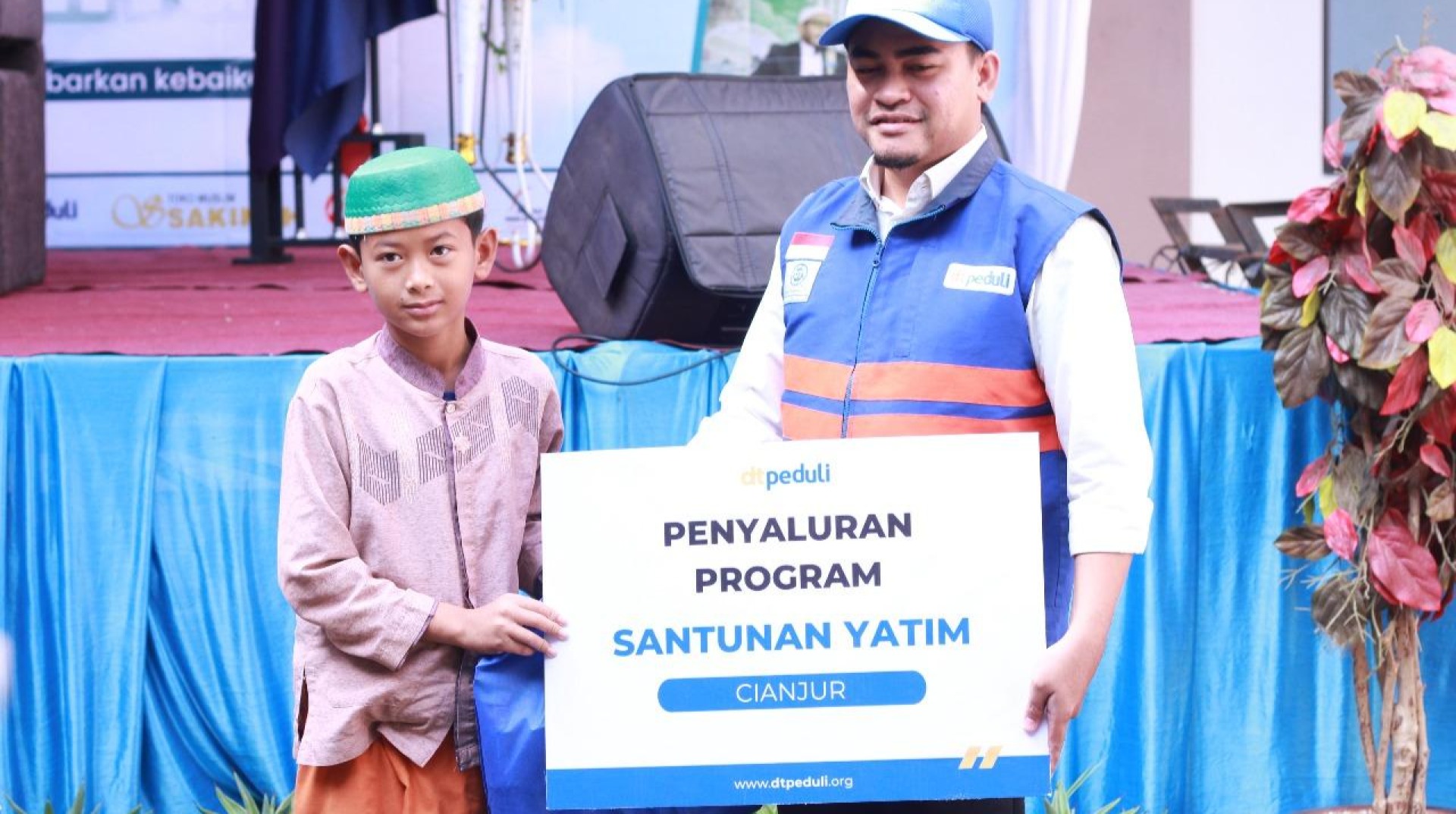 Hadirkan Kebahagiaan untuk 100 Anak Yatim, STIQ ZAD Membagikan Santunan bersama DT Peduli Cianjur