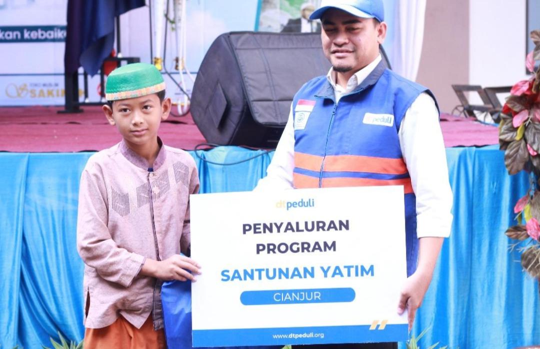 Hadirkan Kebahagiaan untuk 100 Anak Yatim, STIQ ZAD Membagikan Santunan bersama DT Peduli Cianjur