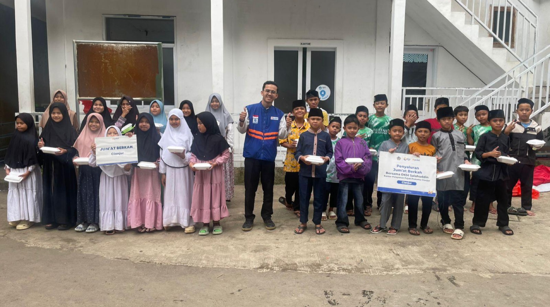 DT Peduli Cianjur Menyalurkan 50 Paket Makanan Siap Santap kepada Para Santri di Ponpes Shuffah Almustanir