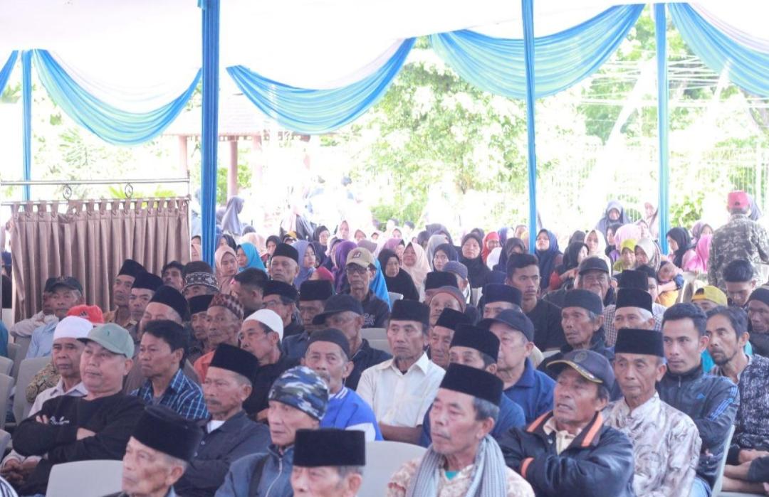 DT Peduli Cianjur dan BEM STIQ ZAD Bersinergi Menggelar Baksi Sosial di Desa Cibereum