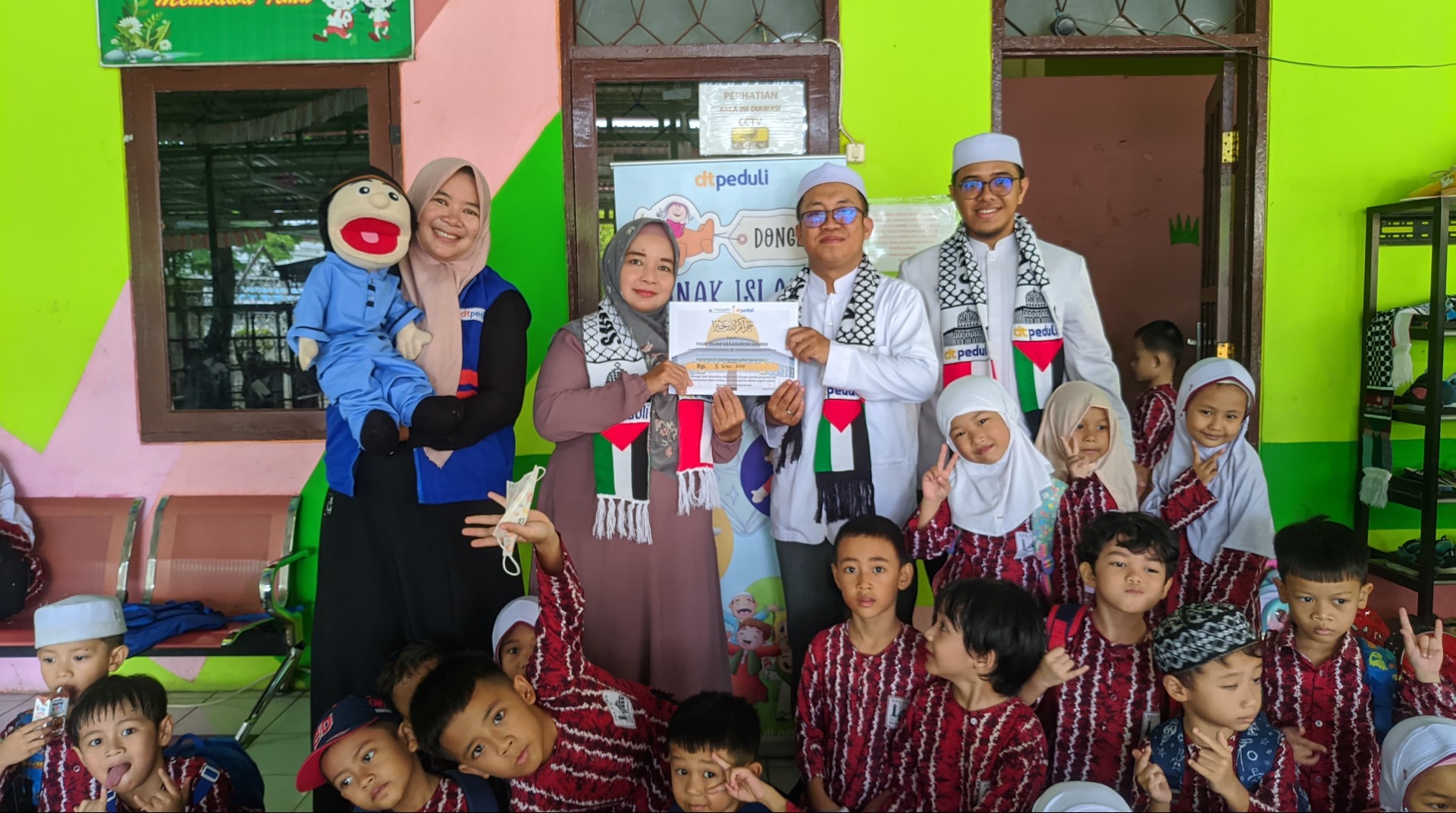 Anak-anak PAUD Terpadu Islam Hasanuddin Madjedi Antusias Menunjukkan Kepeduliannya Terhadap Palestina 