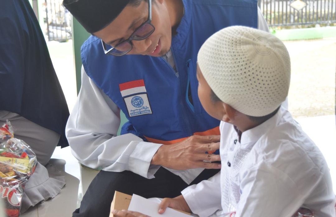 Hisana dan Ayam Guling Enakko Bahagiakan anak yatim dan dhuafa bersama DT Peduli Kuningan 