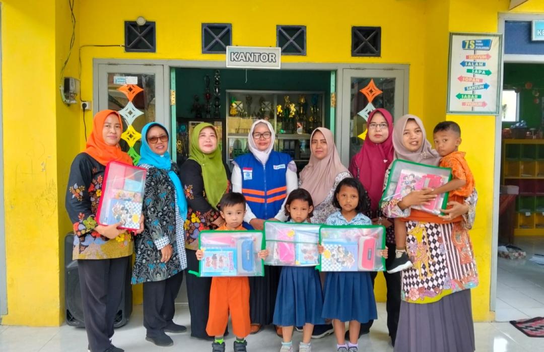 Peduli Pendidikan, DT Peduli Malang Bagikan 20 Paket ATK untuk Siswa Yatim Piatu di Probolinggo