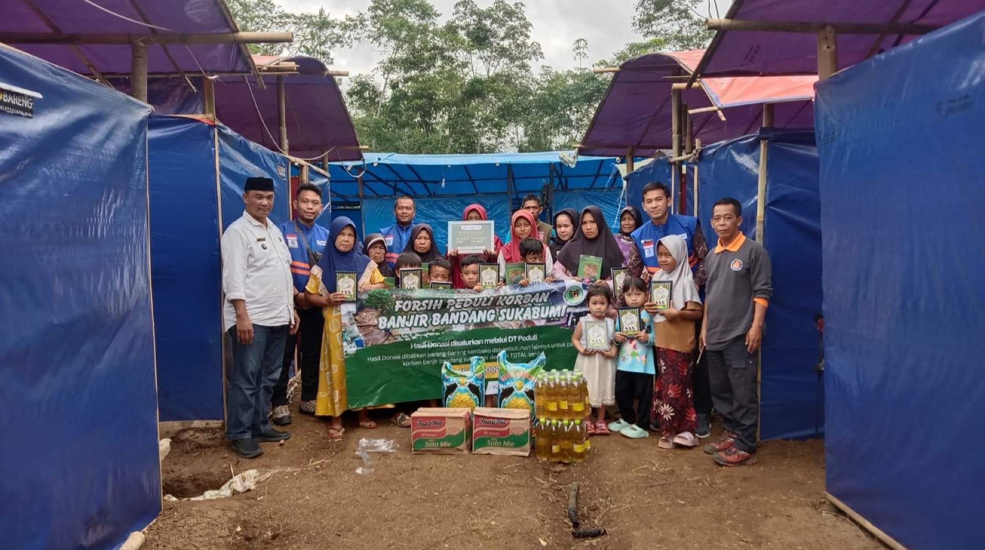 DT Peduli Sukabumi Menyalurkan Bantuan Paket Ibadah dan Sembako untuk Warga Terdampak Bencana di Desa Neglasari