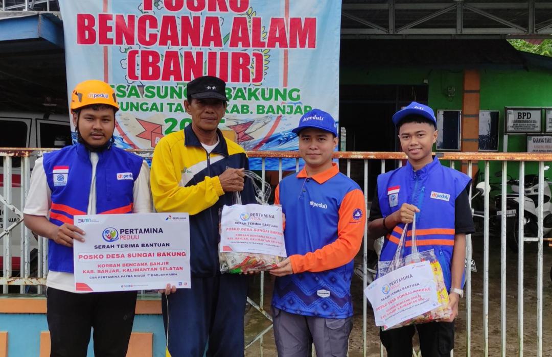 DT Peduli Kalsel dan Pertamina Salurkan Bantuan Sembako untuk Korban Banjir di Sungai Bakung