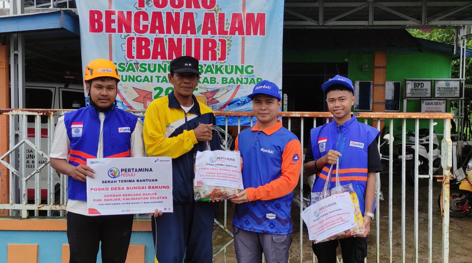 DT Peduli Kalsel dan Pertamina Salurkan Bantuan Sembako untuk Korban Banjir di Sungai Bakung