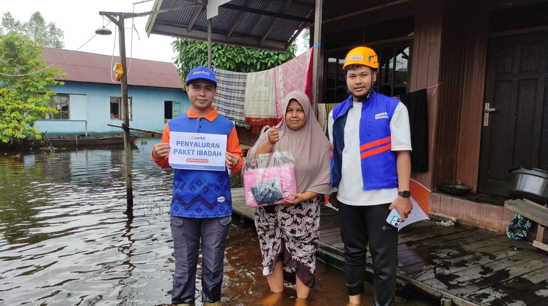 DT Peduli Kalsel Salurkan 30 Paket Ibadah  untuk Korban Banjir Sungai Bakung 