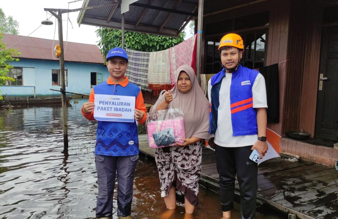 DT Peduli Kalsel Salurkan 30 Paket Ibadah  untuk Korban Banjir Sungai Bakung 