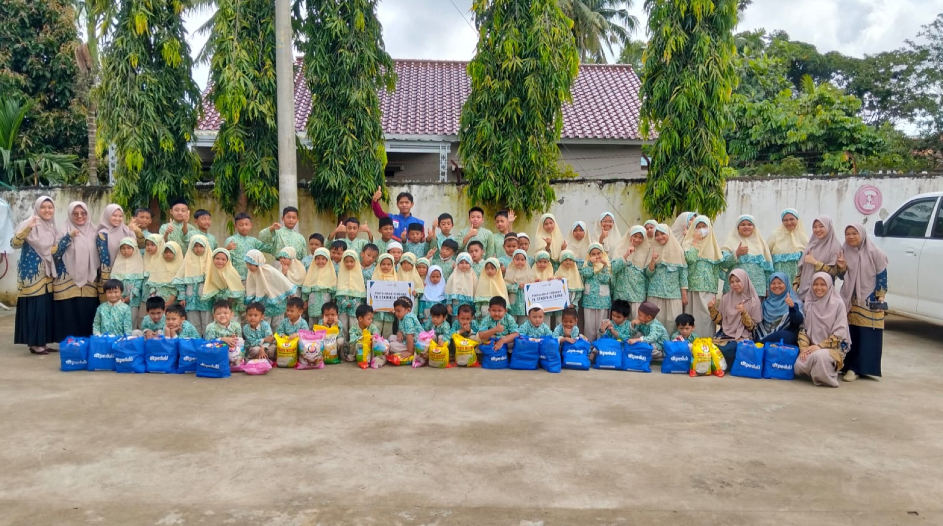 Berikan Keteladanan Semangat Berbagi, DT Peduli Sumsel Menyalurkan Bantuan Sembako di TK Cendikia Faiha Palembang