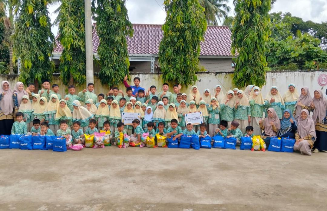 Berikan Keteladanan Semangat Berbagi, DT Peduli Sumsel Menyalurkan Bantuan Sembako di TK Cendikia Faiha Palembang