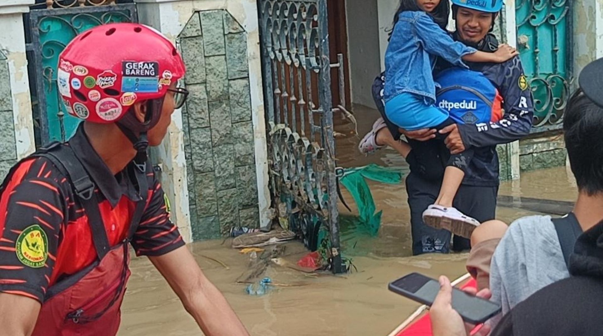 DT Peduli Evakuasi Korban Banjir Perumahan Kemang Ifi Graha Bekasi 