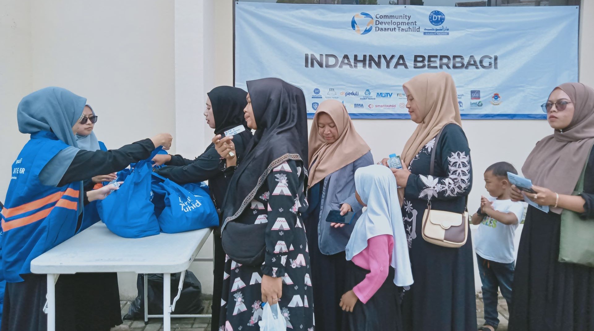 Indahnya Berbagi, DT Peduli Bagikan 500 Paket Sembako dalam Peresmian Blue Mosque DT