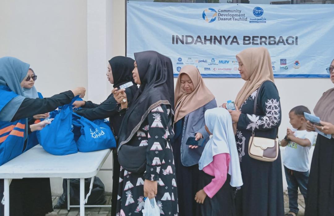 Indahnya Berbagi, DT Peduli Bagikan 500 Paket Sembako dalam Peresmian Blue Mosque DT