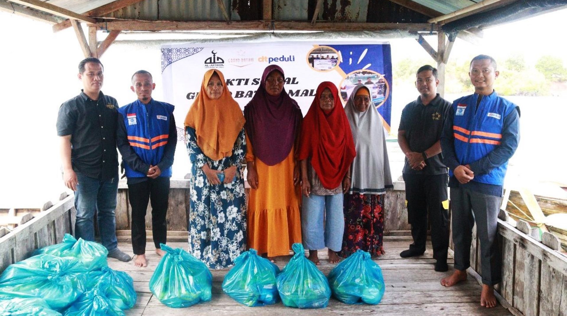 Bersama Masjid Al-Afdhol Grand Batam Mall, DT Peduli Kepri Bagikan Sembako untuk Warga Kepulauan