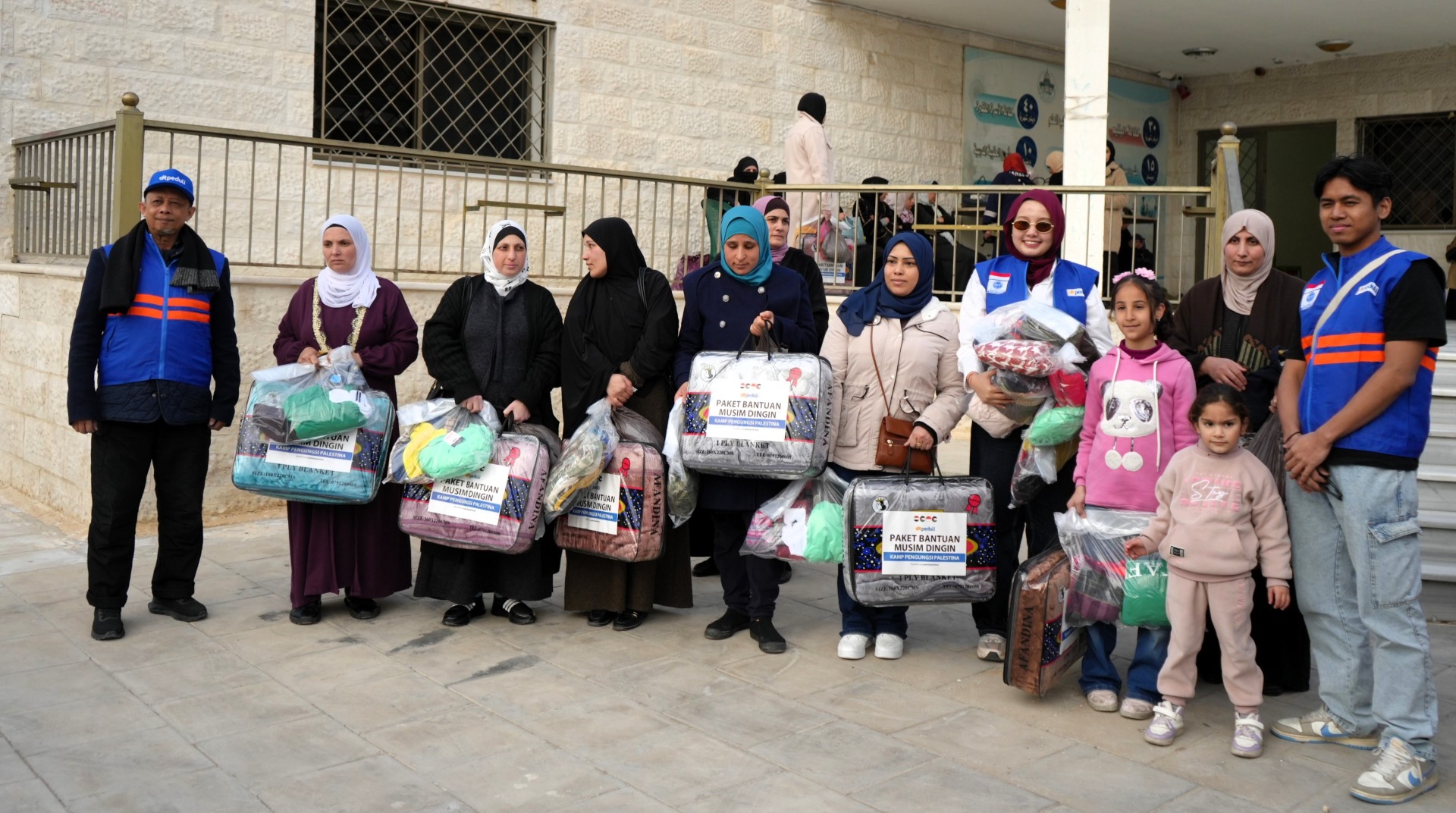 DT Peduli Salurkan 100 Paket Musim Dingin dan Buka Puasa untuk Pengungsi Palestina 