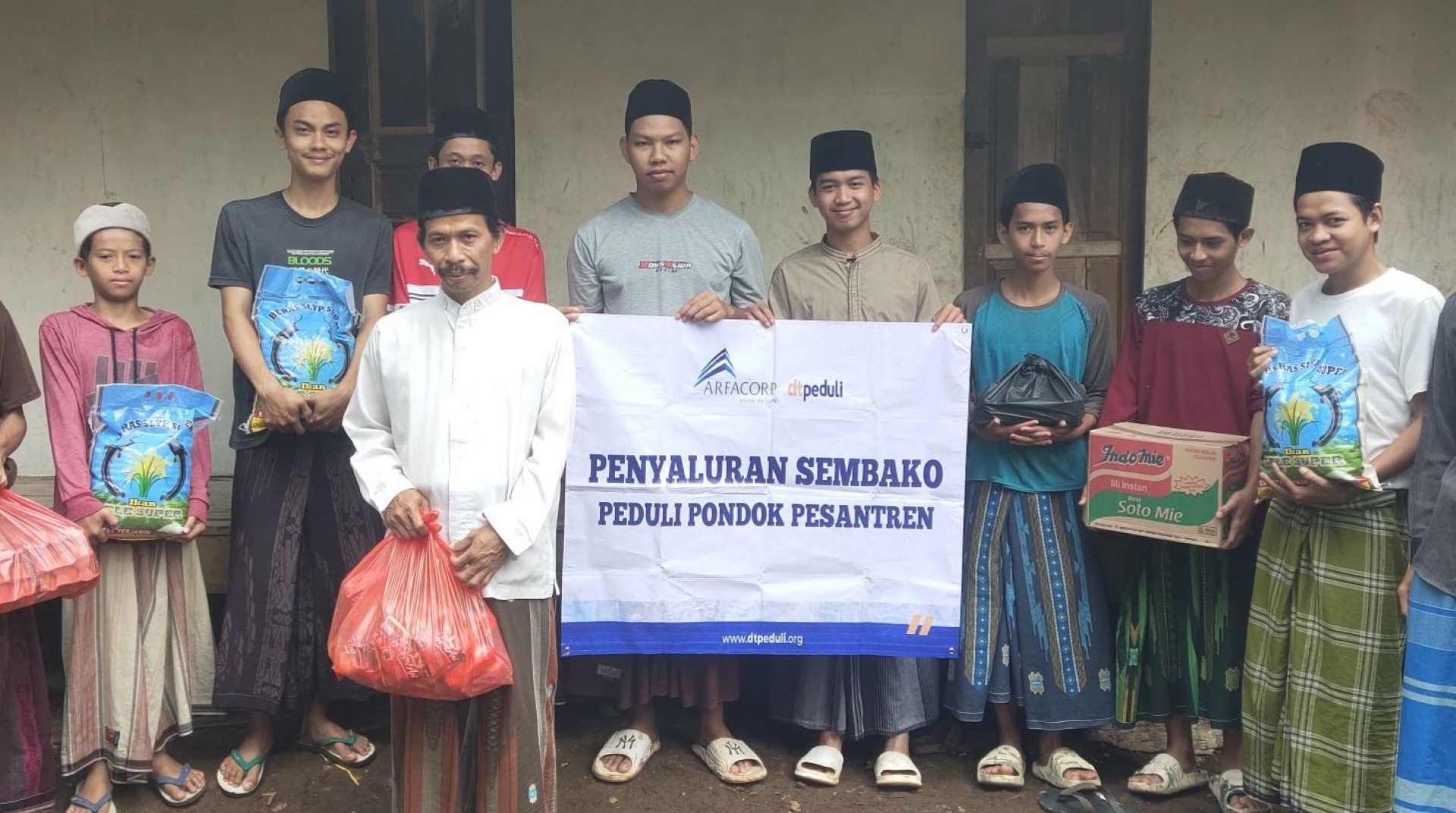 DT Peduli Serang Salurkan Paket Sembako ke Pesantren di Pandeglang