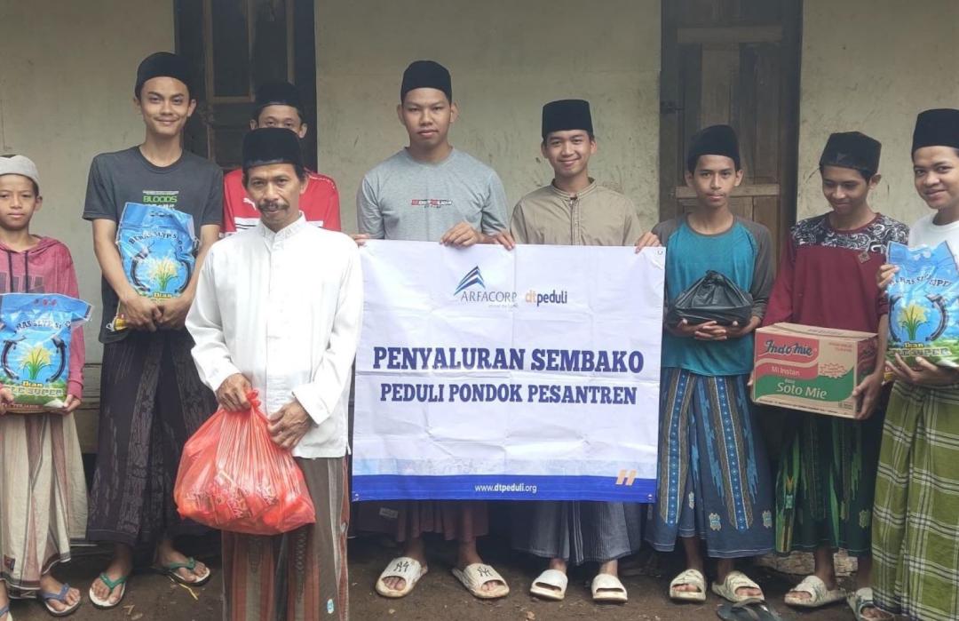 DT Peduli Serang Salurkan Paket Sembako ke Pesantren di Pandeglang