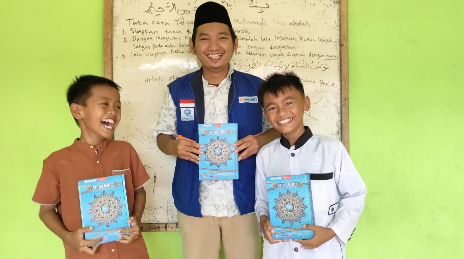 Ramadhan Peduli Negeri, DT Peduli Cirebon Salurkan Al-Qur'an ke Pelosok Majalengka