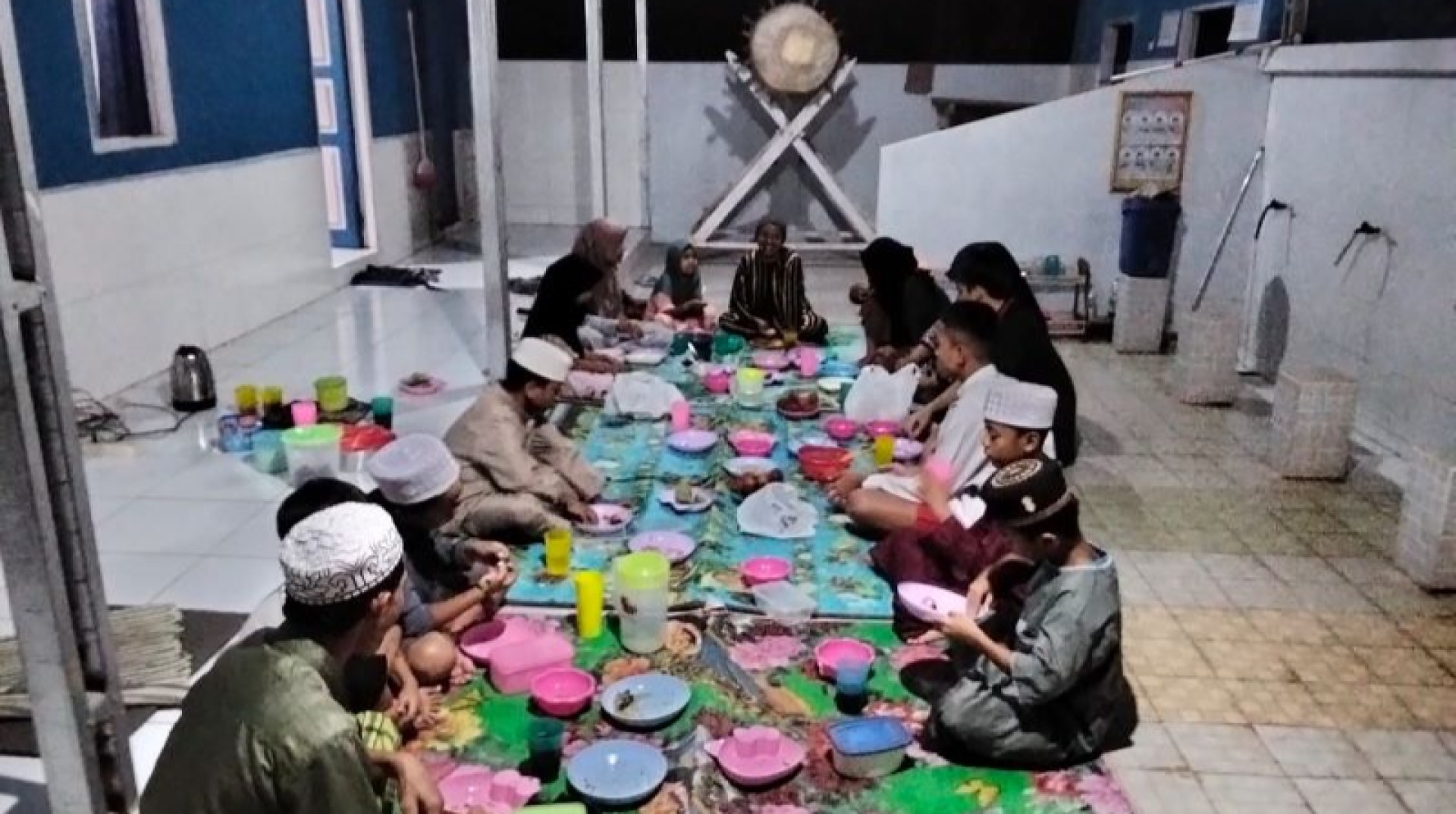 Teguhkan Iman para Mualaf, DT Peduli bersama Masjid Al-Mukarramah Bagikan Paket Berbuka Puasa