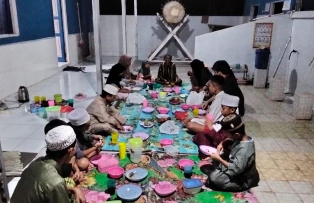 Teguhkan Iman para Mualaf, DT Peduli bersama Masjid Al-Mukarramah Bagikan Paket Berbuka Puasa