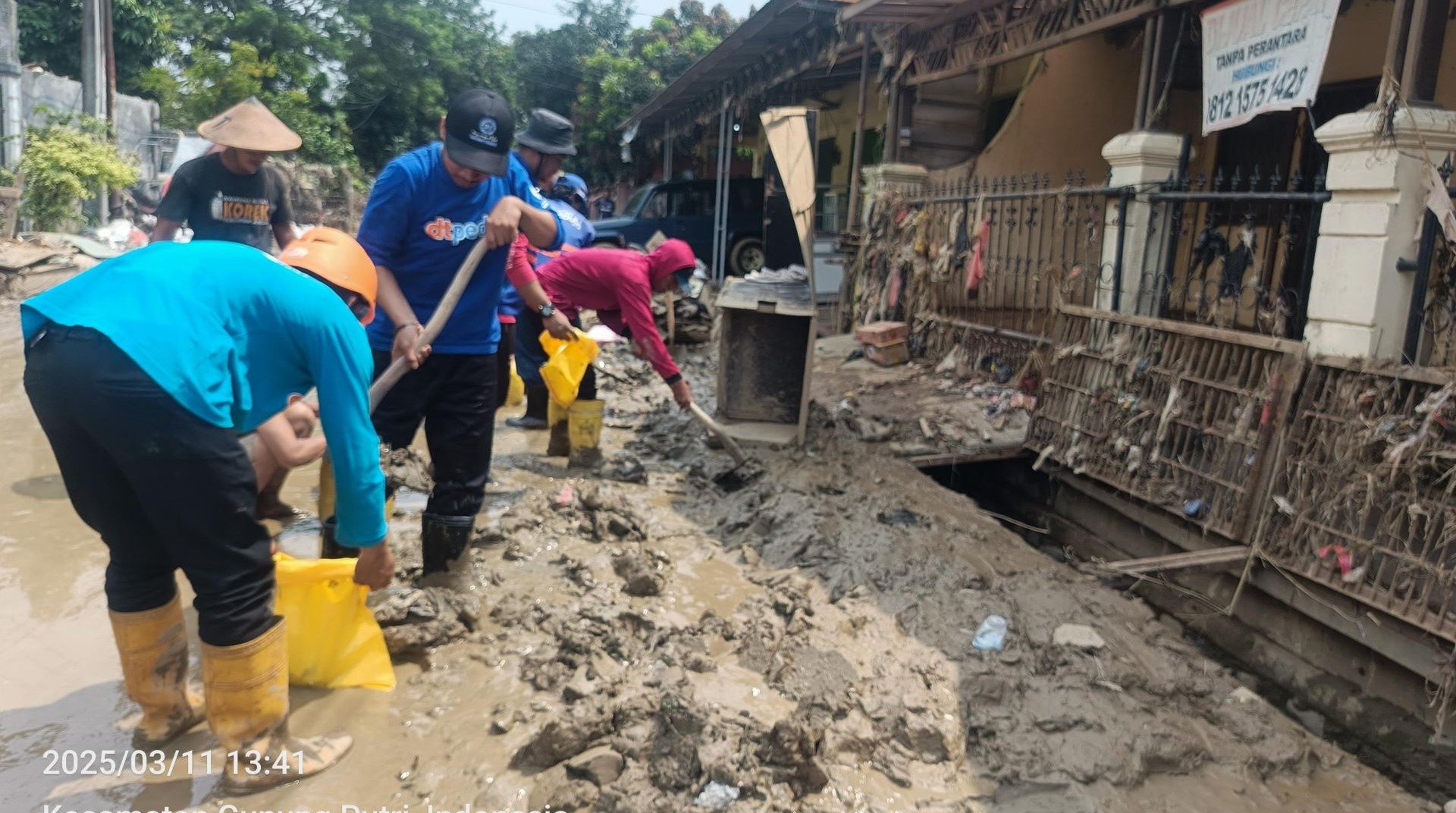 DT Peduli Salurkan Bantuan dan Lakukan Aksi Bersih-Bersih Banjir Bojong Kulur