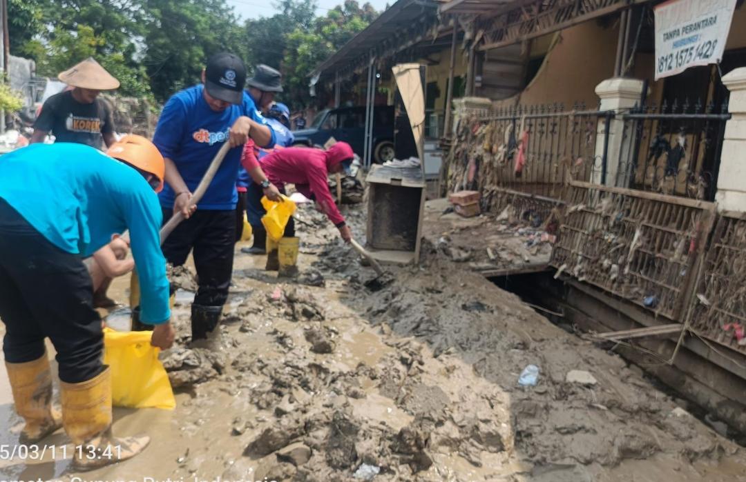 DT Peduli Salurkan Bantuan dan Lakukan Aksi Bersih-Bersih Banjir Bojong Kulur