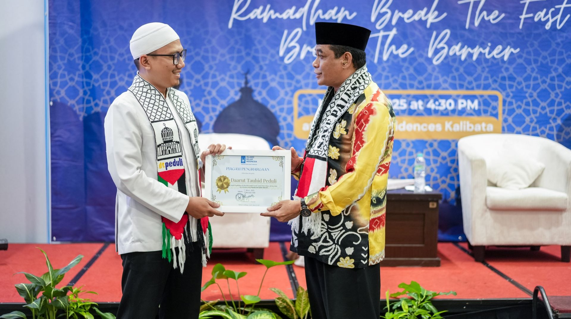 Berdedikasi Bantu Palestina, DT Peduli Terima Penghargaan dari Islamic Relief Indonesia