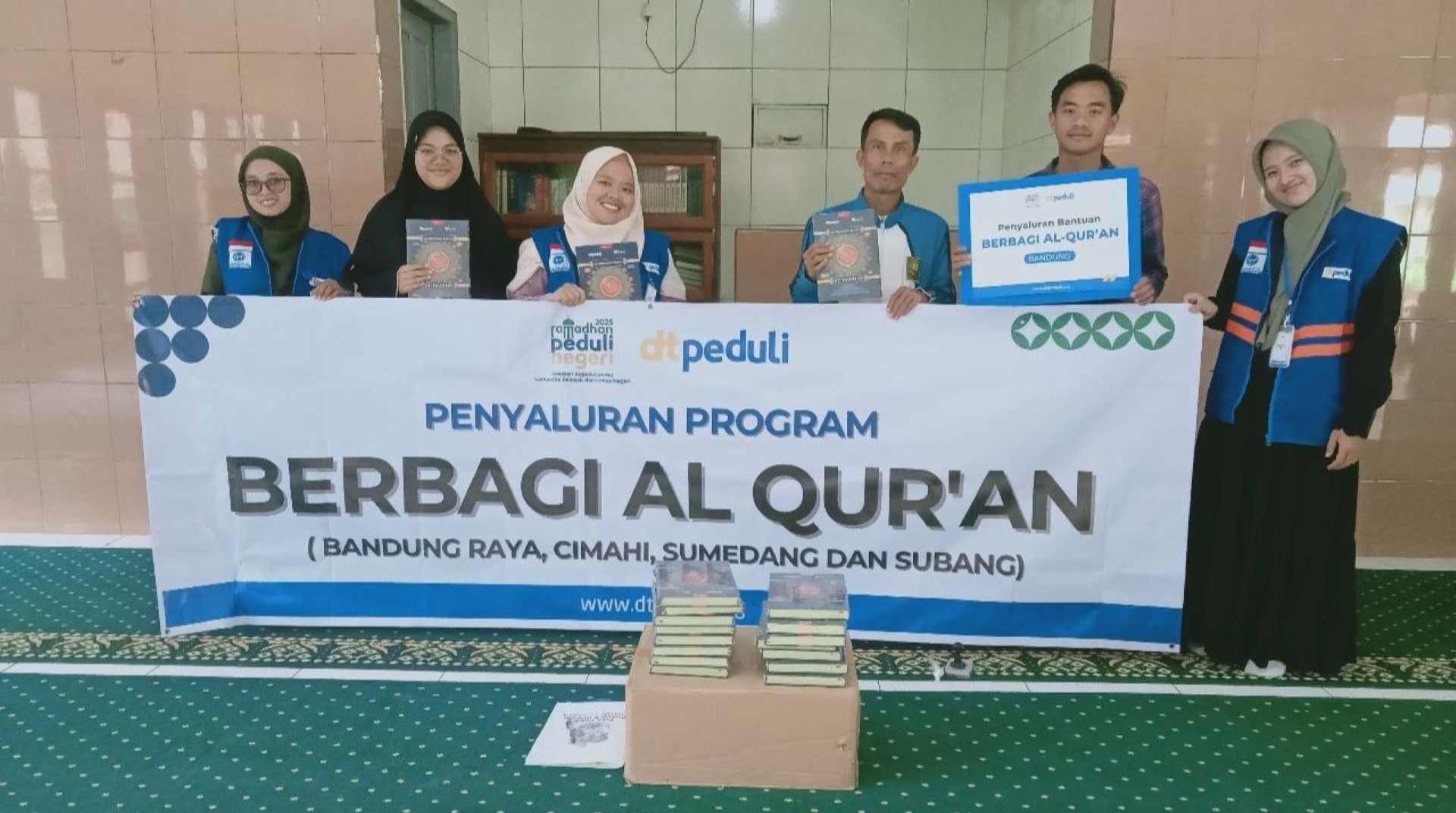 Ramdhan Peduli Negeri, DT Peduli Bandung Salurkan Al-Qur'an kepada Para Mitra