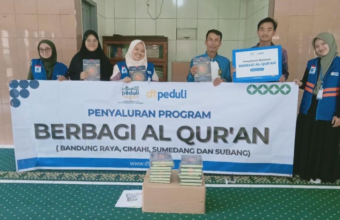 Ramdhan Peduli Negeri, DT Peduli Bandung Salurkan Al-Qur'an kepada Para Mitra