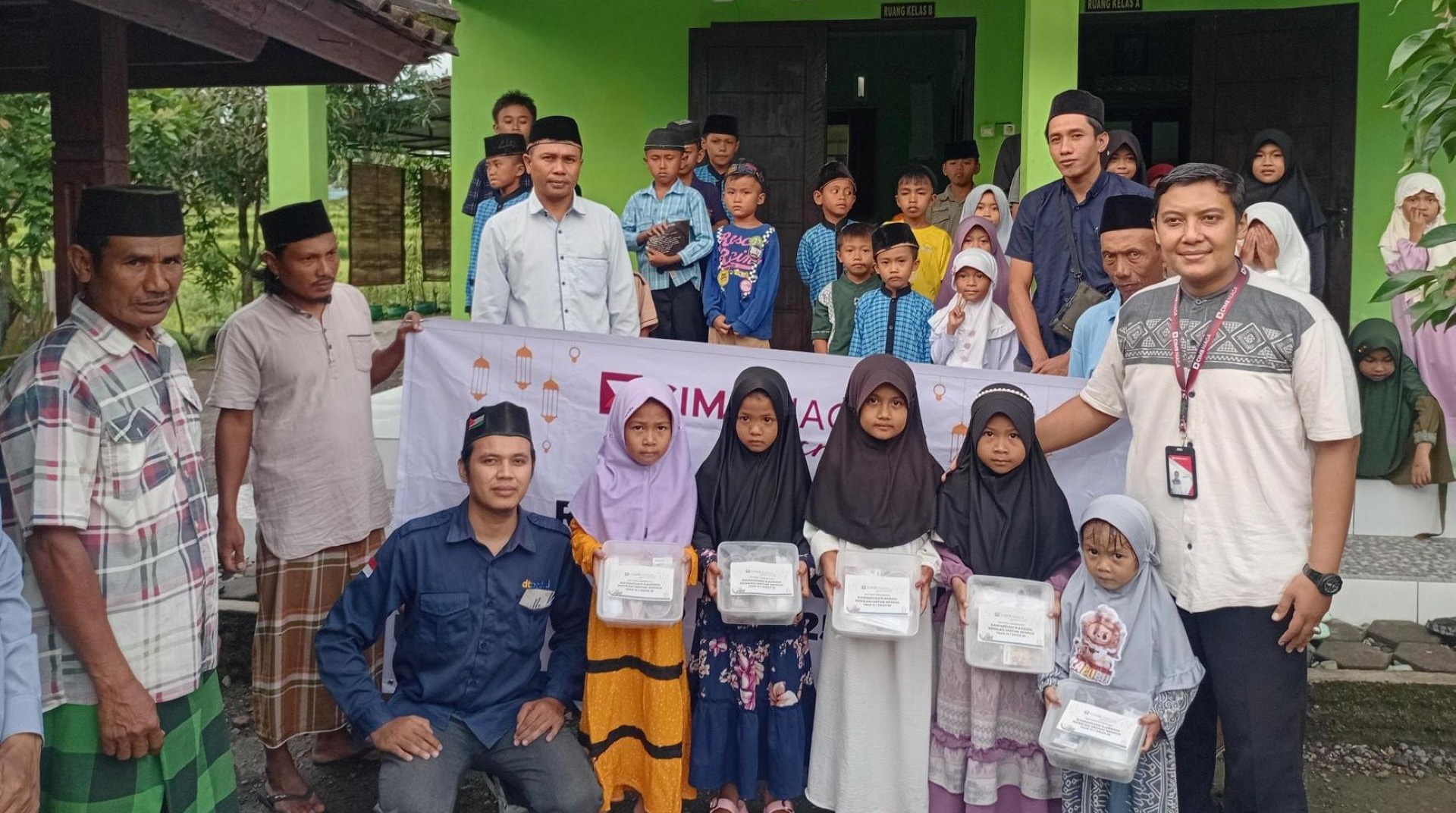 Berbagi Berkah Ramadhan, Bank CIMB Niaga Syariah Bersama DT Peduli NTB Salurkan 550 Paket Buka Puasa