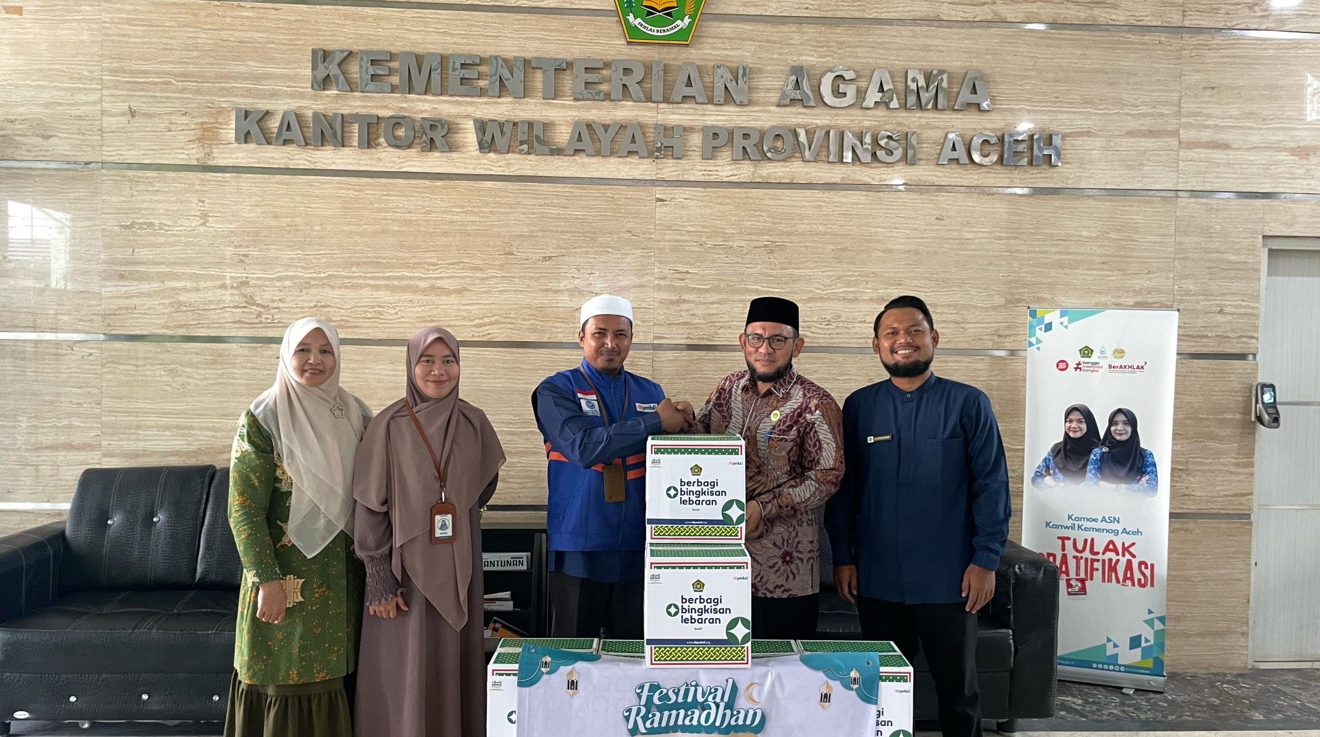 Bersama Kemenag, DT Peduli Aceh Salurkan Bingkisan Lebaran untuk Yatim 