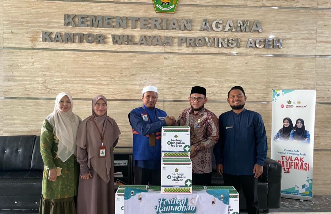 Bersama Kemenag, DT Peduli Aceh Salurkan Bingkisan Lebaran untuk Yatim 