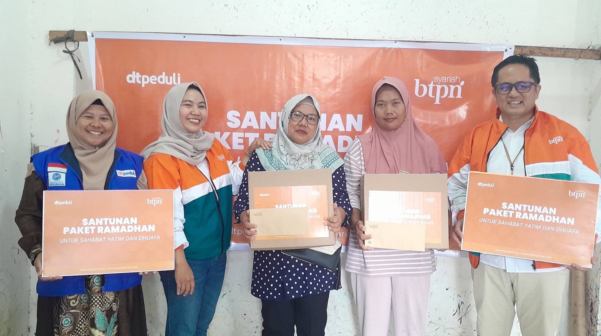 Bahagiakan Sahabat Dhuafa, BTPN Syariah dan DT Peduli Sumsel Salurkan 45 Paket Santunan Ramadhan di Kota Palembang