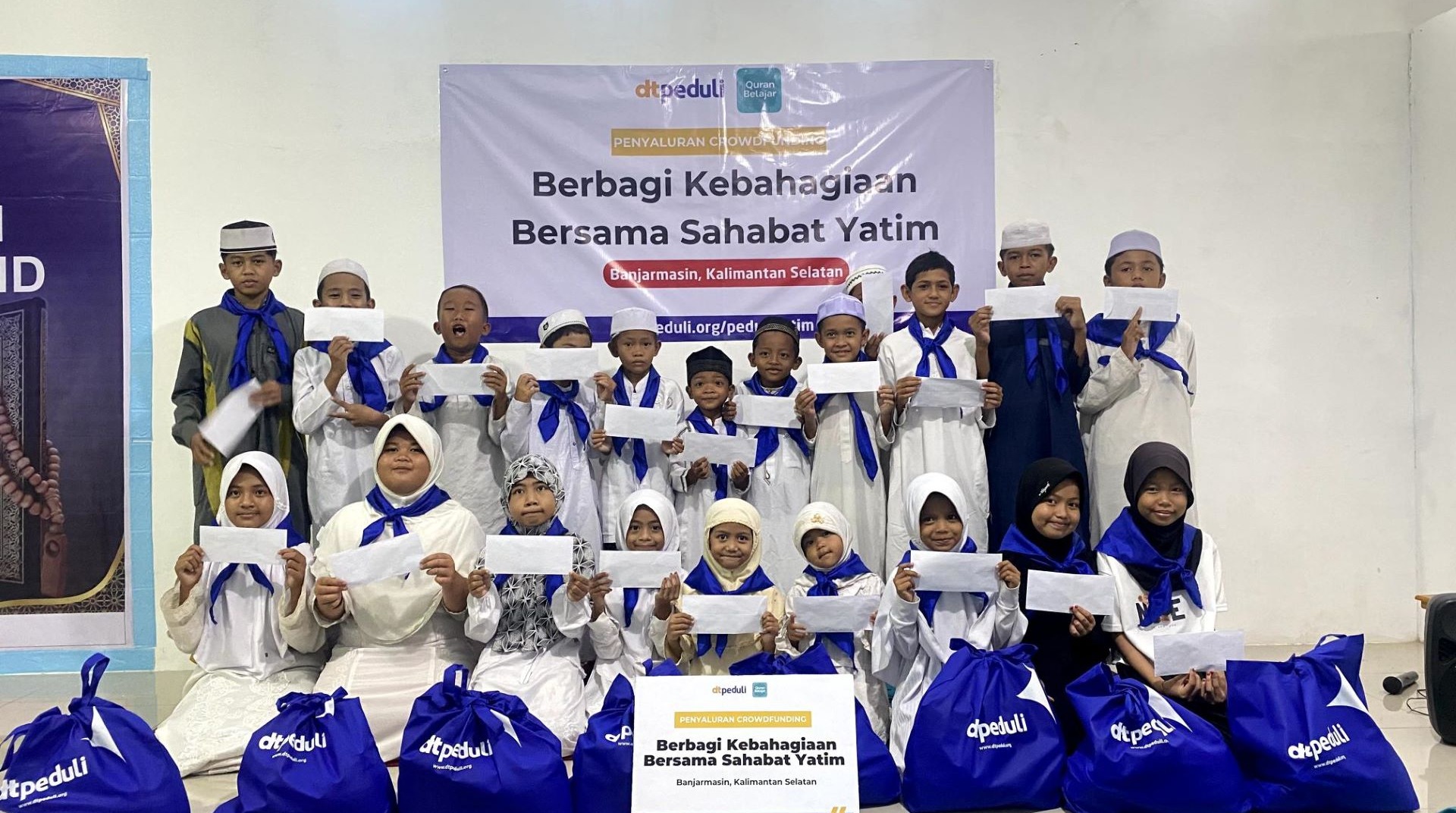 Qur’an Belajar Indonesia dan DT Peduli Berbagi Kebahagiaan Bersama Sahabat Yatim Banjarmasin 
