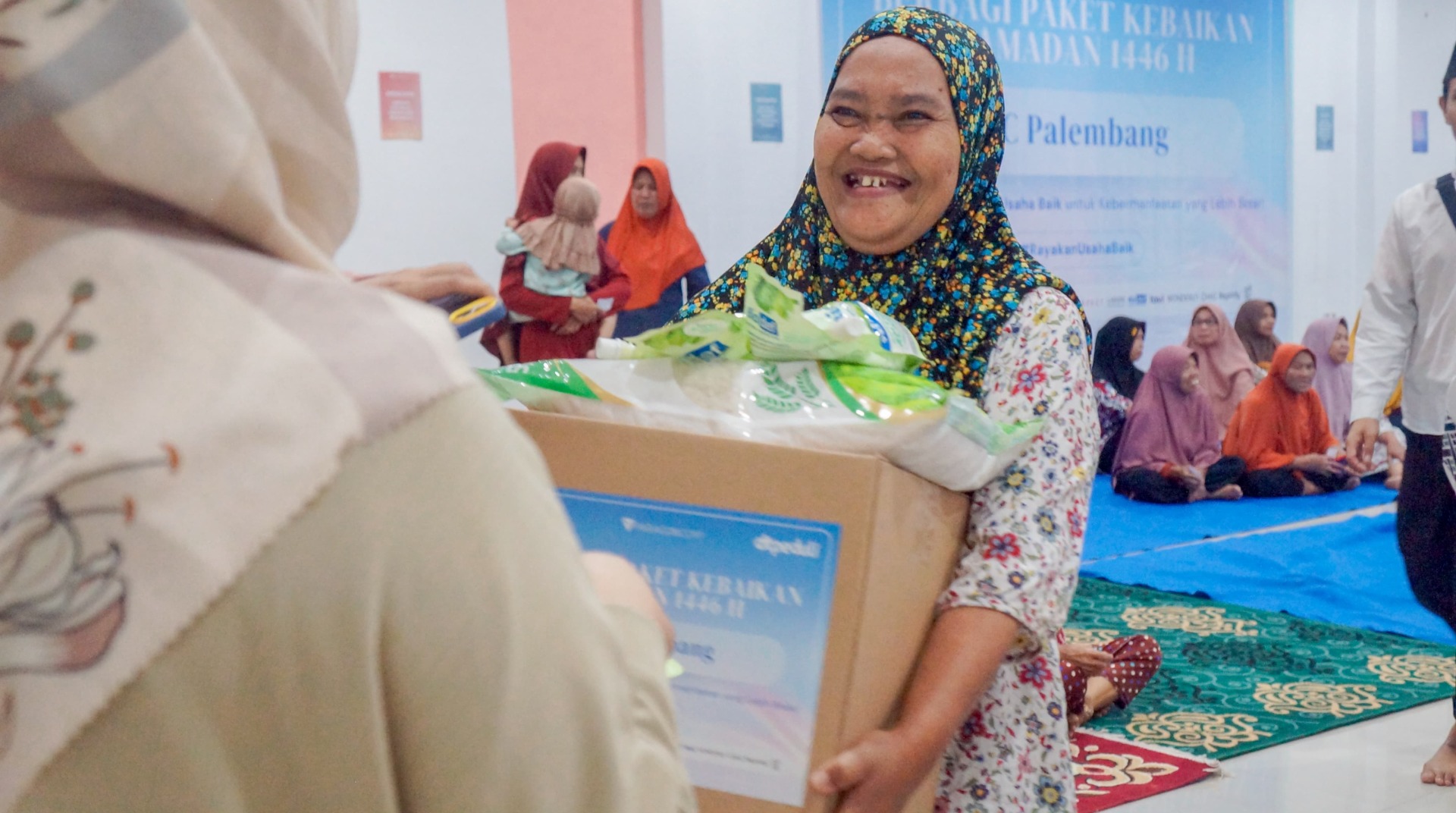 Bagikan 130 Bingkisan Lebaran, PT Paragon dan DT Peduli Sumsel Tebar Kebermanfaatan Luaskan Kebahagiaan di Kota Palembang