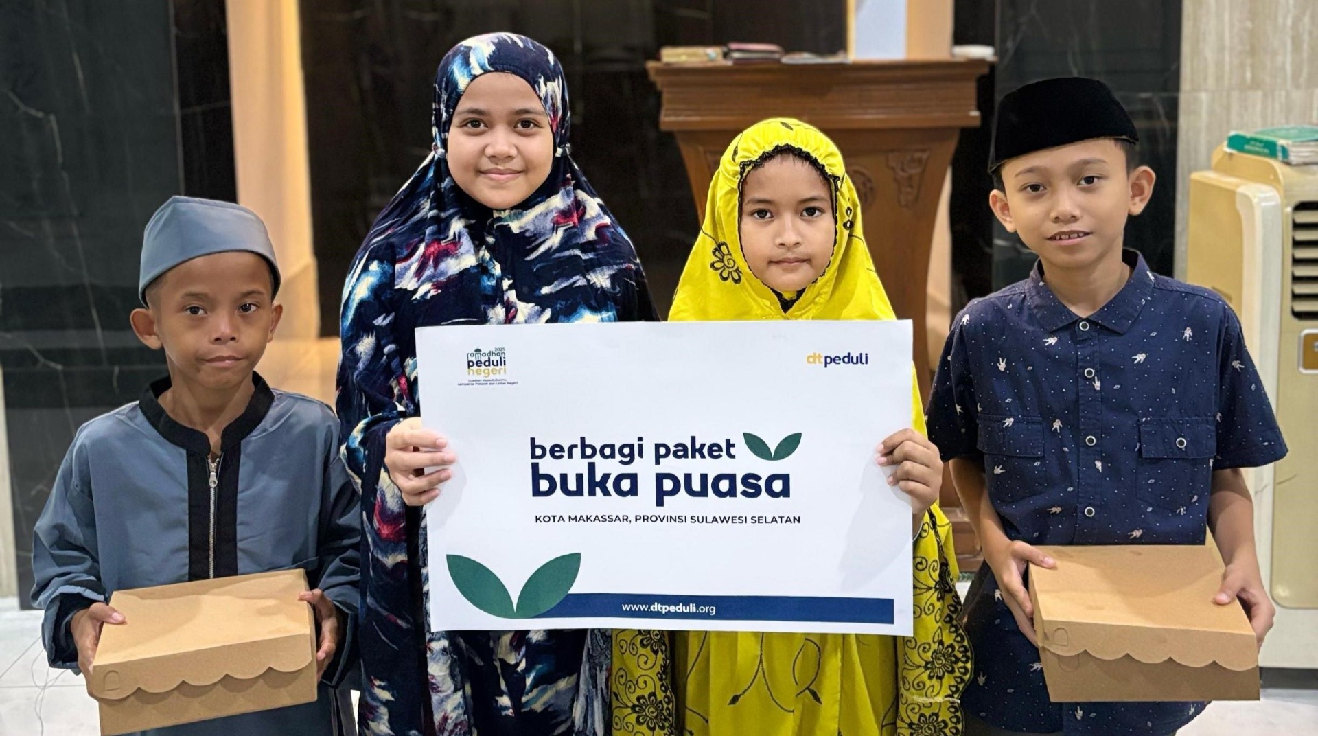 DT Peduli Sulsel Salurkan 240 Paket Buka Puasa untuk Anak-Anak Tahfidz dan Dhuafa  