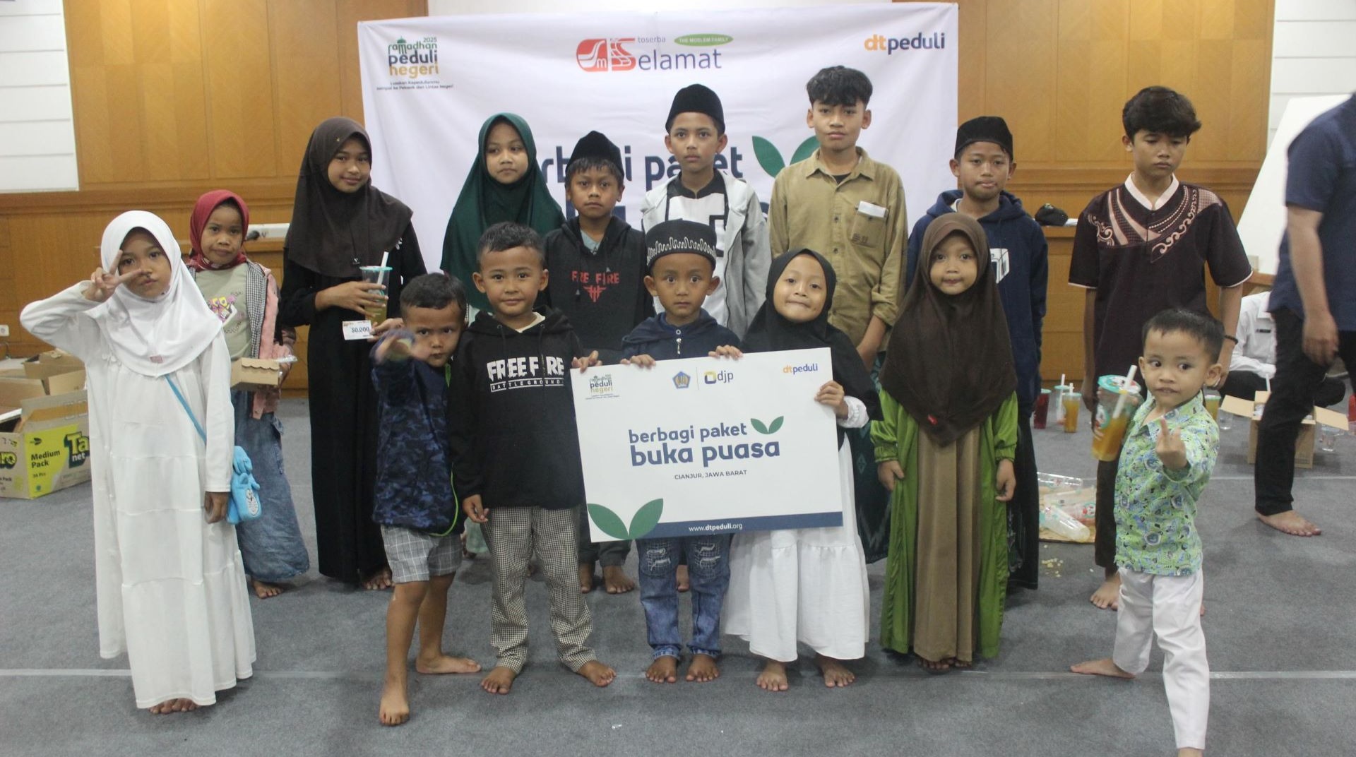DT Peduli Cianjur dan Toserba Selamat Gelar Kegiatan Berbagi Paket Buka Puasa Bersama Anak Yatim dan Difabel 