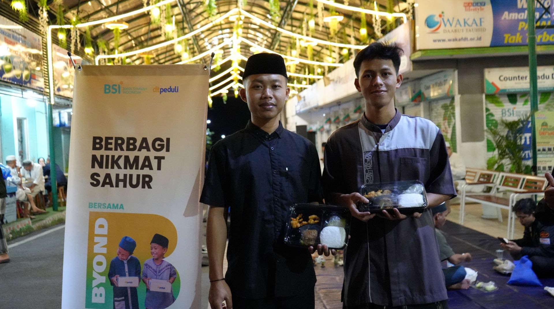 Khusuknya Itikaf, Lengkap dengan Hidangan Berbagi Nikmat Sahur dari BSI dan DT Peduli 