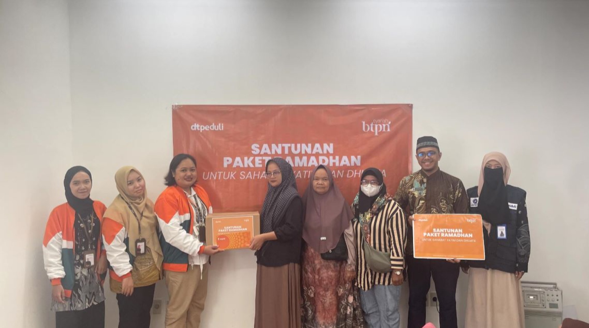 DT Peduli Kalsel Bersama BTPN Syariah Banjarmasin Salurkan Paket Bingkisan dan Santunan kepada Ibu-Ibu Penjuang Nafkah Keluarga 