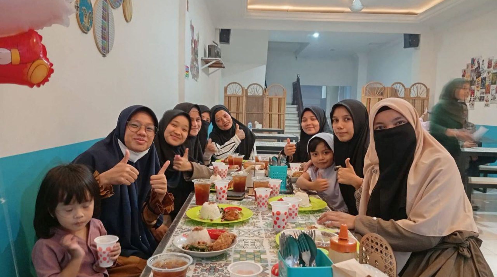 Hangatnya Ramadhan, Santri Rumah Tahfidz Unggul Berbuka Puasa Bersama Tetangga