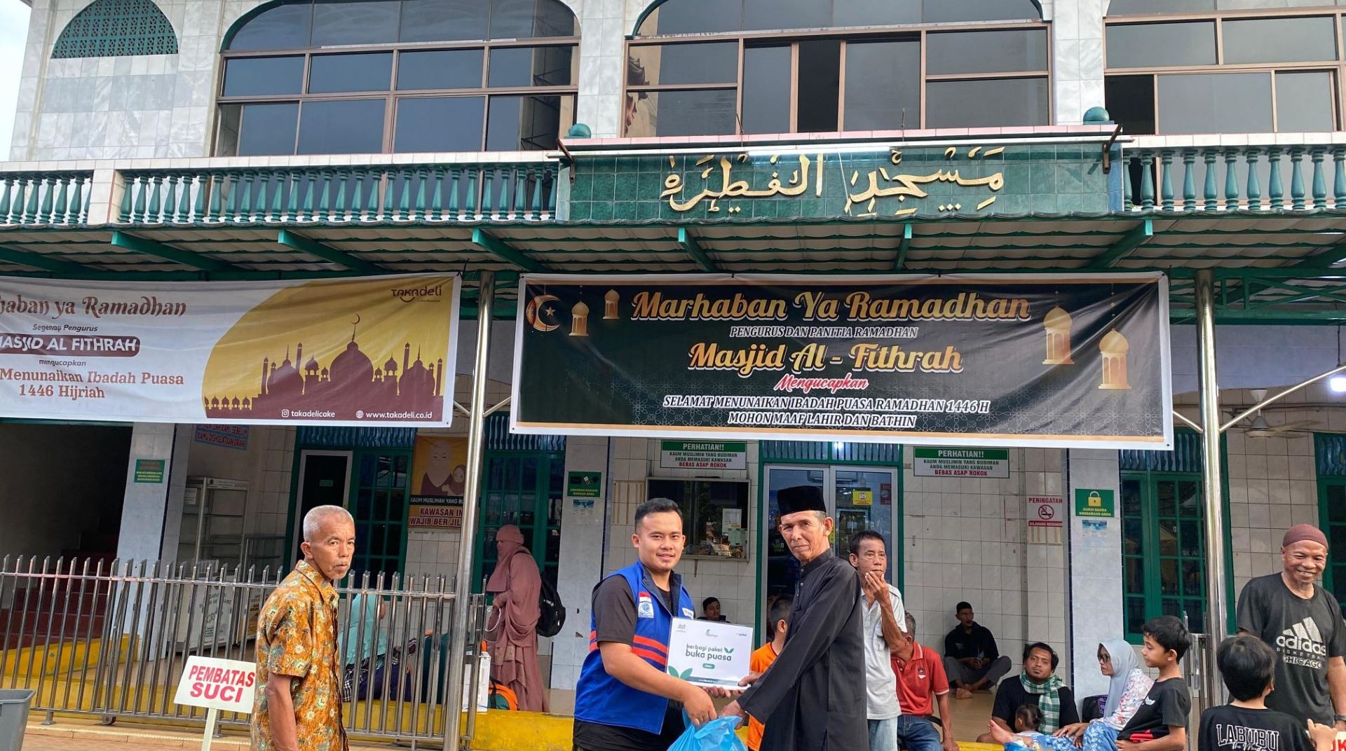Majelis Taklim Maryam bersama DT Peduli Riau Berbagi Paket Buka Puasa
