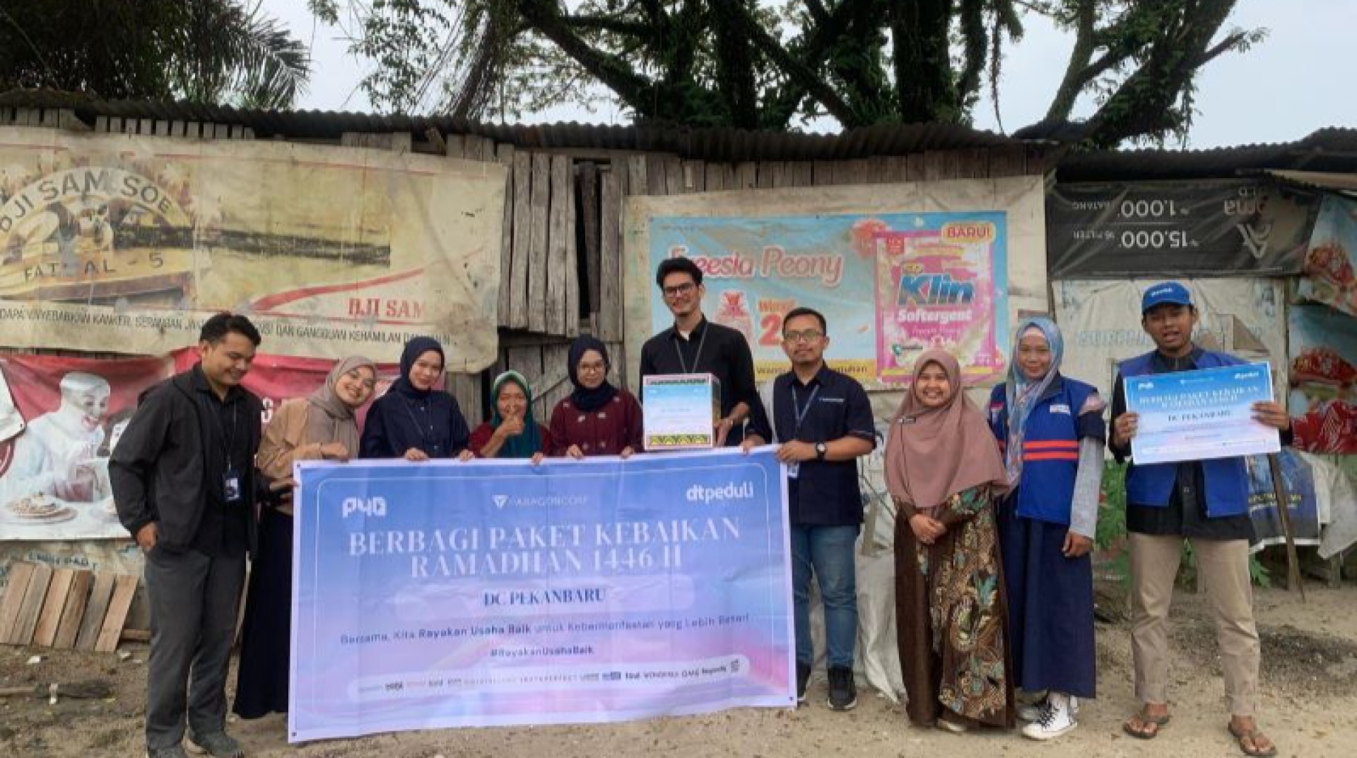 Bersama DT Peduli Riau, Paragon Pekanbaru Salurkan Paket Bingkisan Lebaran 