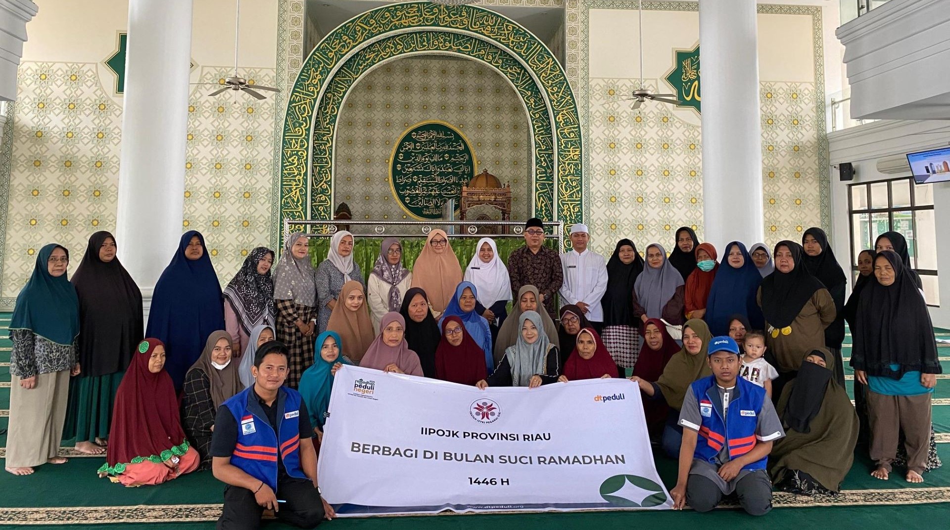 Berkah Ramadhan, IIPOJK Pekanbaru Bersama DT Peduli Riau Bagikan Bingkisan Lebaran  
