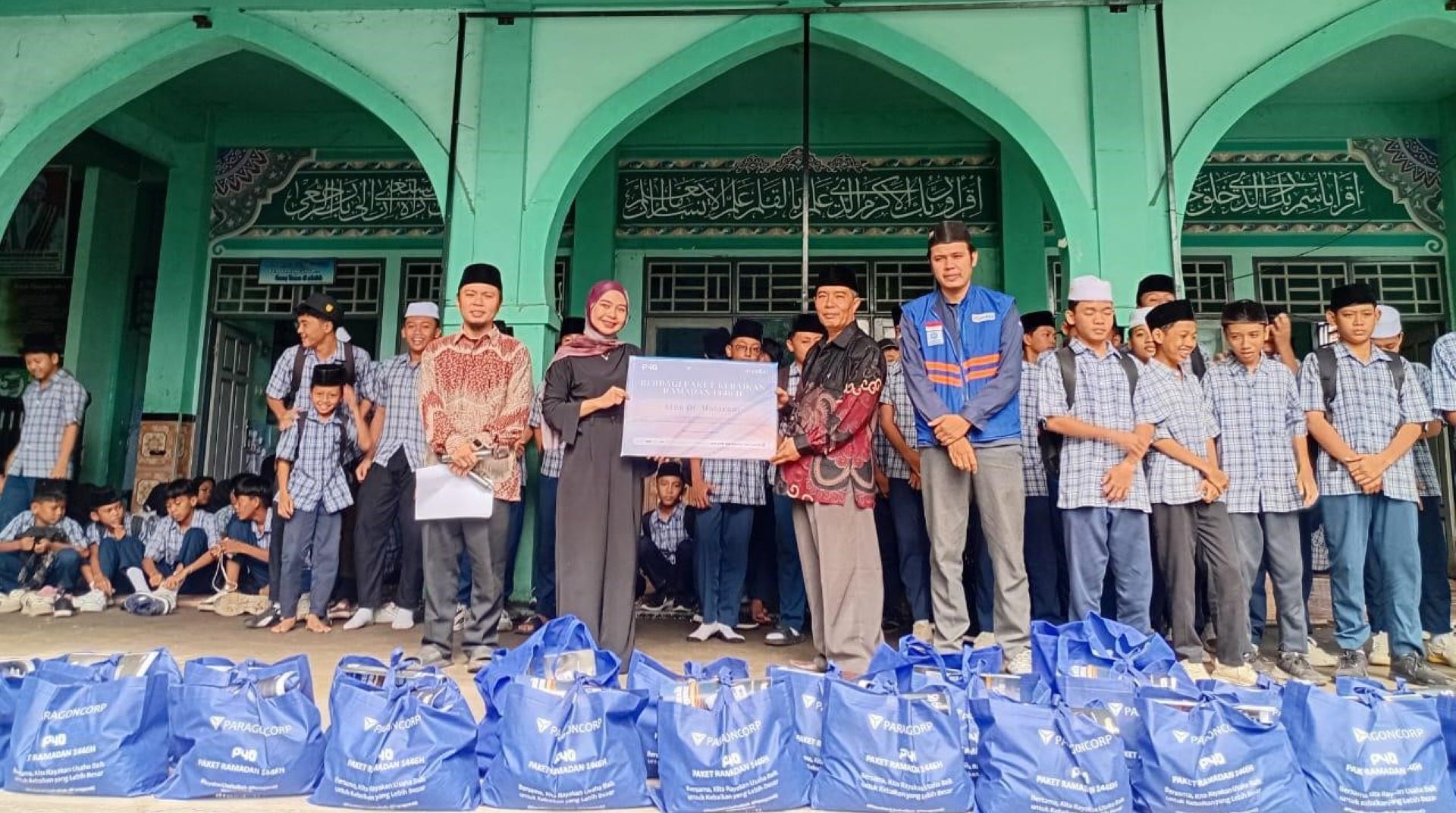 Berbagi Kebaikan untuk Yatim dan Dhuafa, Paragon DC Mataram Gandeng DT Peduli NTB Salurkan Sembako Ramadhan 