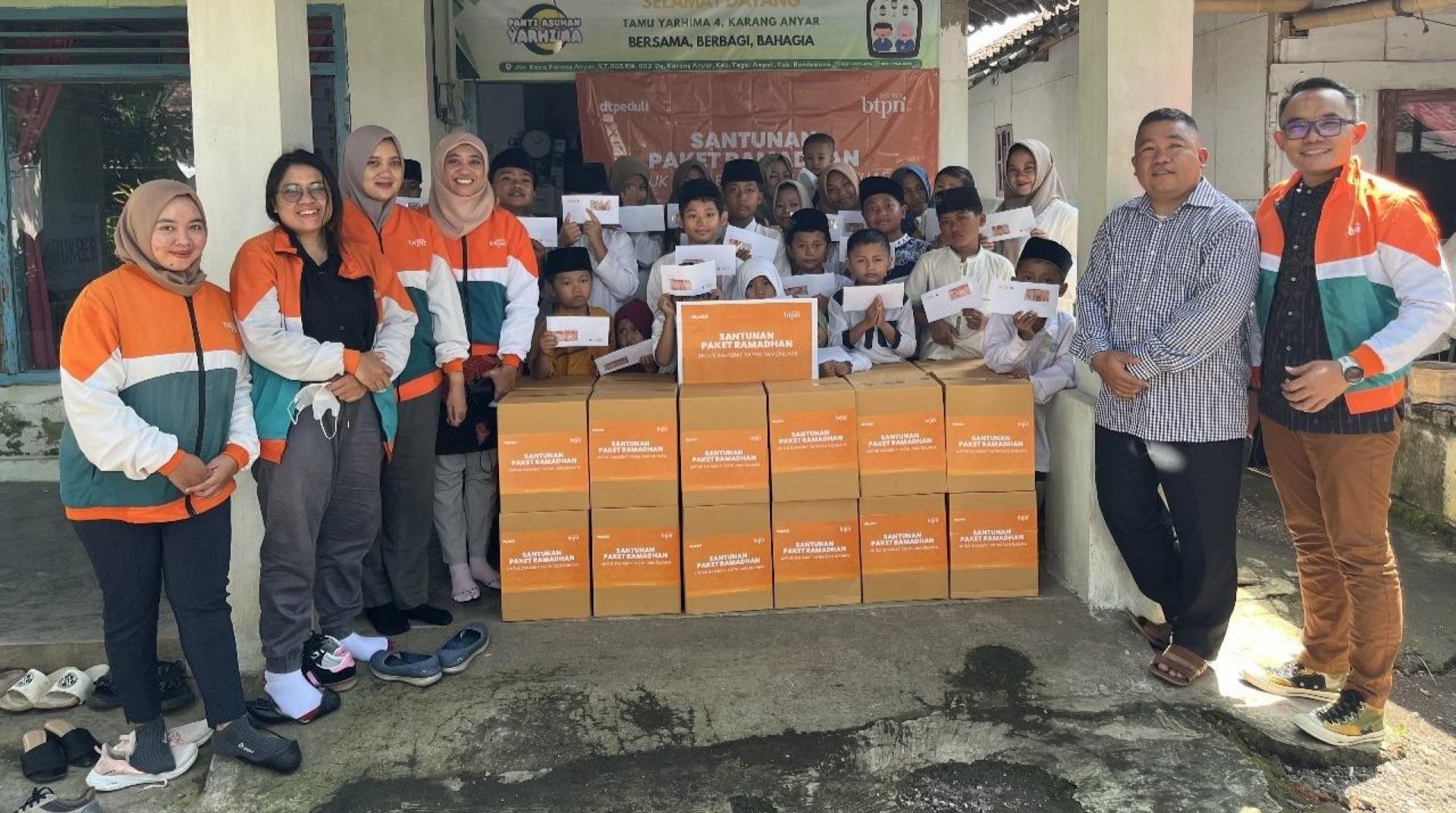 BTPN Syariah dan DT Peduli Salurkan Bantuan Sembako Ramadhan untuk Yatim Dan Dhuafa di Bondowoso dan Situbondo 