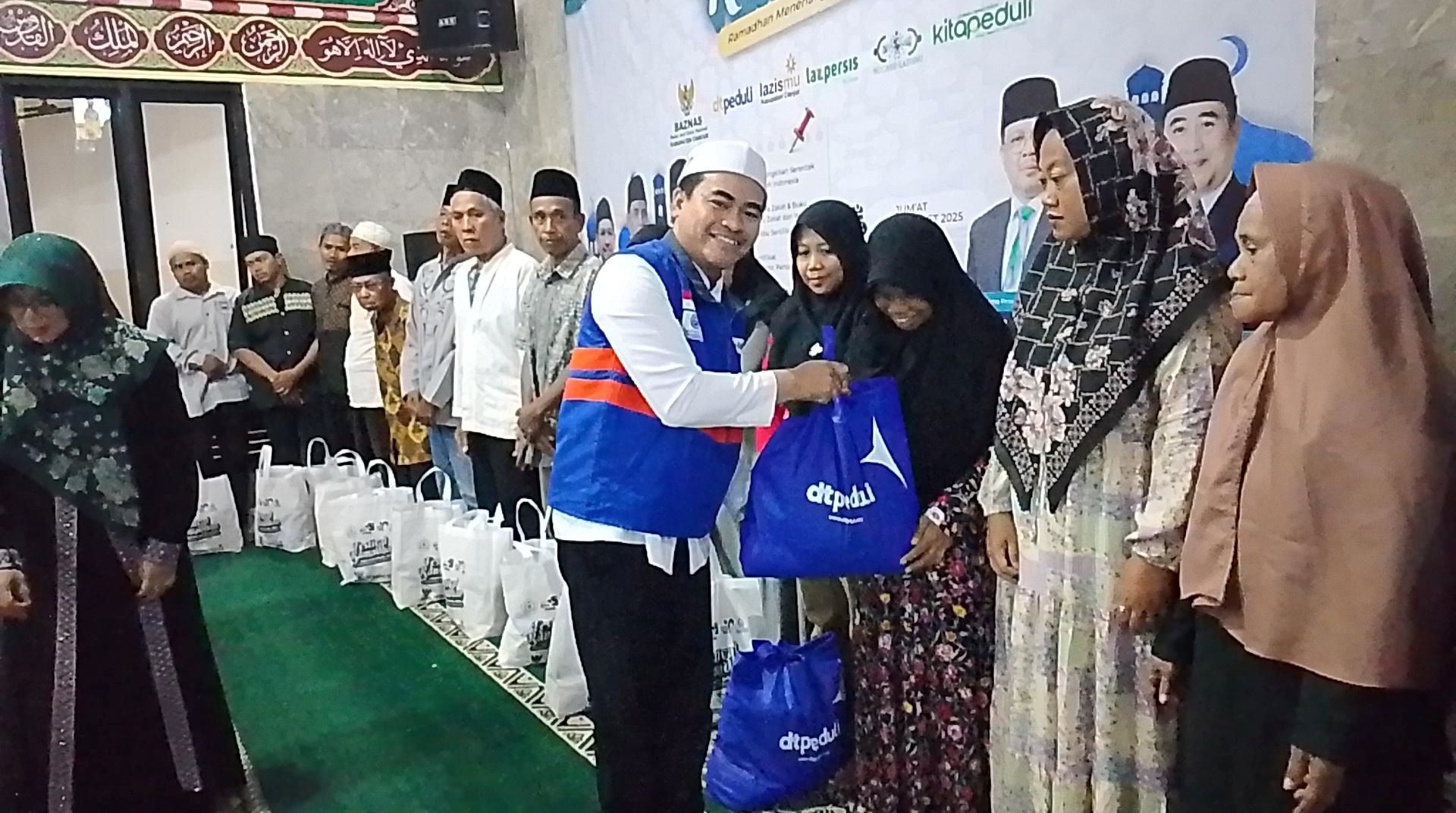 Kemenag Cianjur Gelar Buka Puasa Bersama Yatim dan Dhuafa, DT Peduli Cianjur Salurkan 20 Bingkisan Lebaran  
