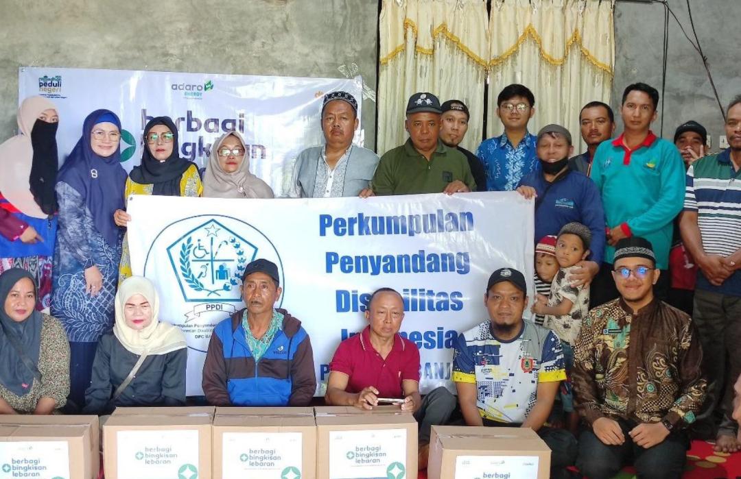 PT Adaro Indonesia Bersama DT Peduli Kalsel Berbagi Bingkisan Lebaran untuk PPDI Banjarbaru
