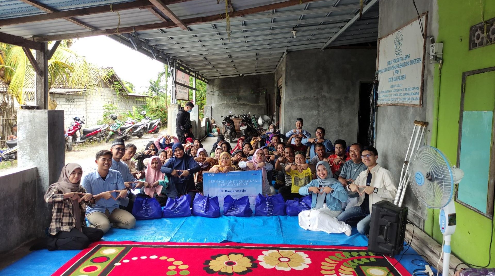 PT Paragon Technology and Innovation Bersinergi dengan DT Peduli Kalsel Berbagi Bingkisan Lebaran 