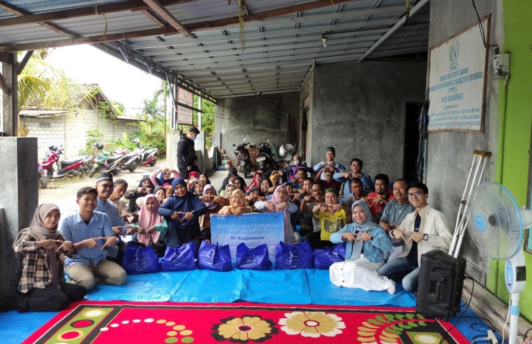 PT Paragon Technology and Innovation Bersinergi dengan DT Peduli Kalsel Berbagi Bingkisan Lebaran 