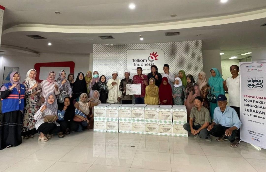 Berbagi Bahagia, MTTG Telkom Bersama DT Peduli Sumbar Bagikan Paket Bingkisan Lebaran 